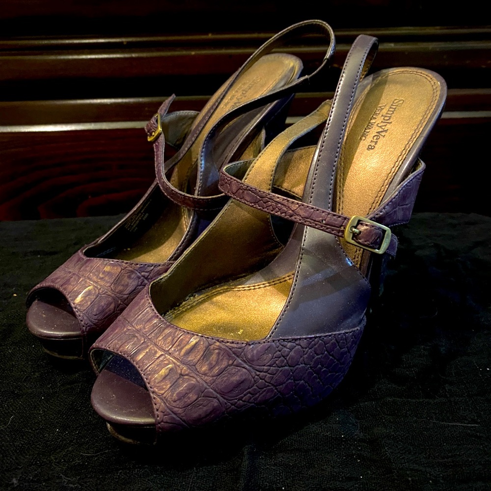 Simply Vera Wang size 8.5 heel in purple faux alligator used but good condition